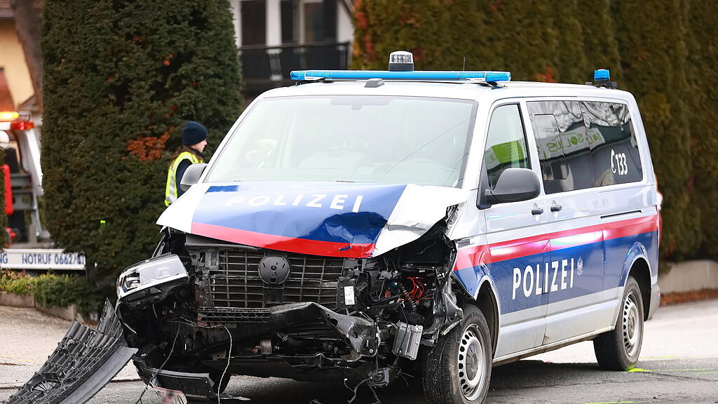 Polizeiauto contra Auto auf Münchner Bundesstraße