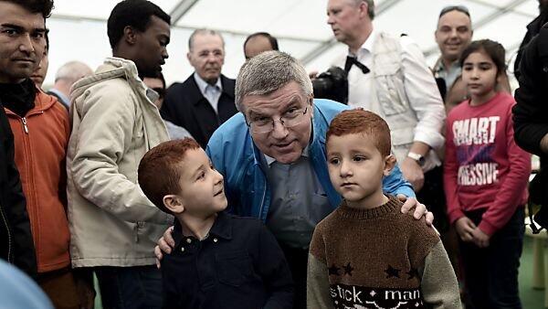 IOC-Präsident Thomas Bach in Flüchtlingslager in Athen