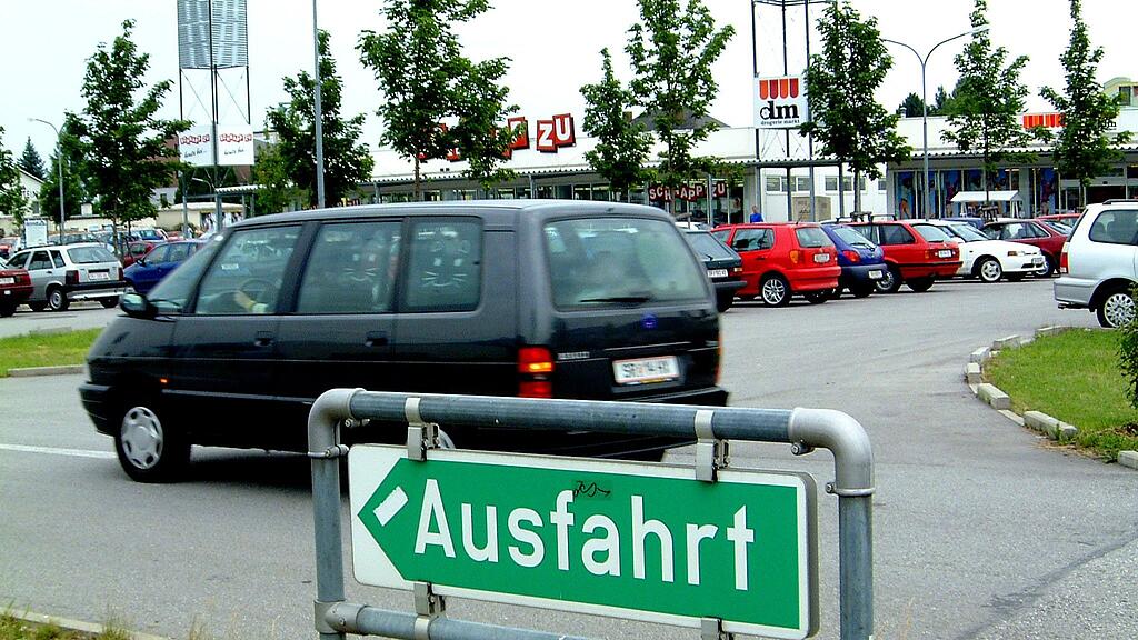 Der Pkw war auf dem Parkplatz eines Supermarktes in St. Martin bei Lofer abgestellt.