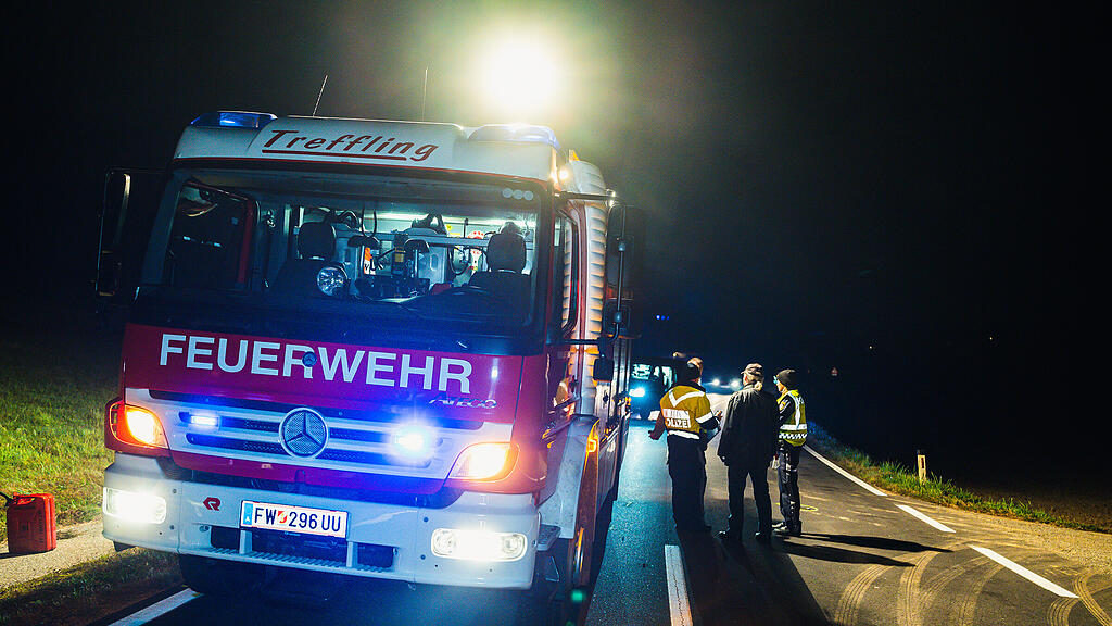 OÖ: Mordverdächtiger wirft sich vor Feuerwehrauto