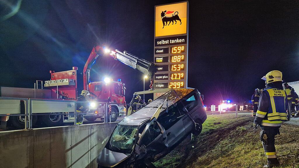 Elf Verletzte bei Kleinbus-Unfall in NÖ
