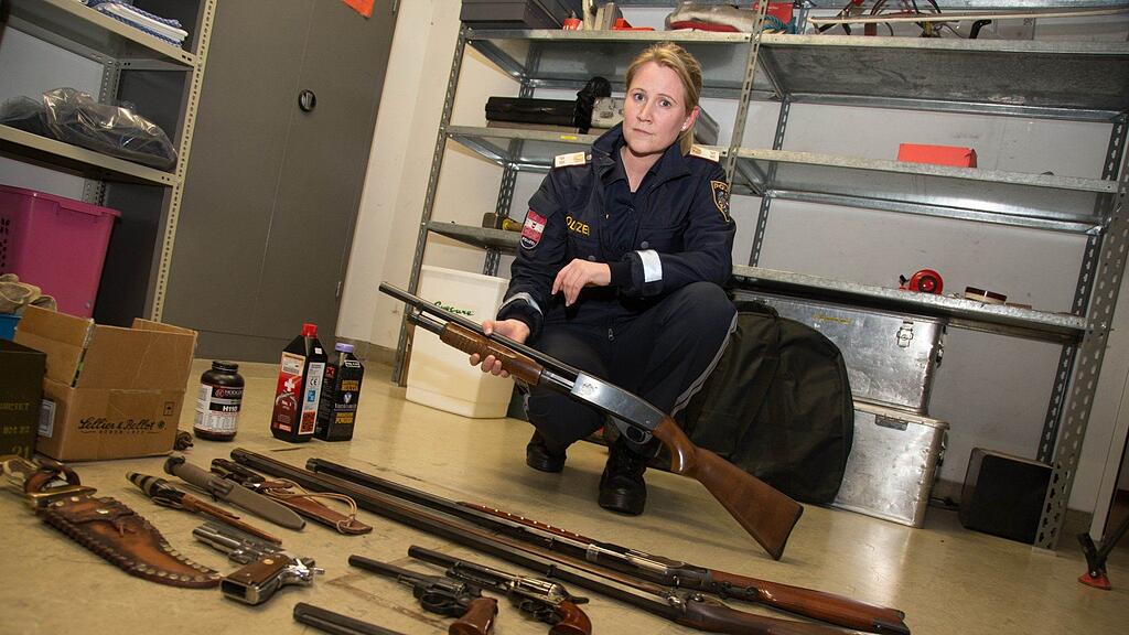 Polizeisprecherin Eva Wenzl mit den beschlagnahmten Waffen.
