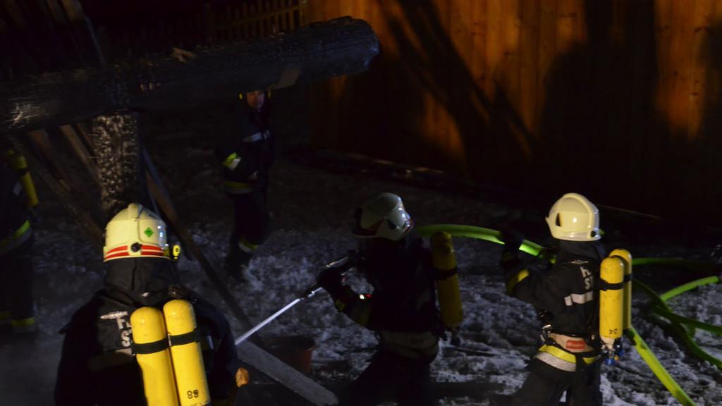 Holzstoß brennt in St. Johann nieder