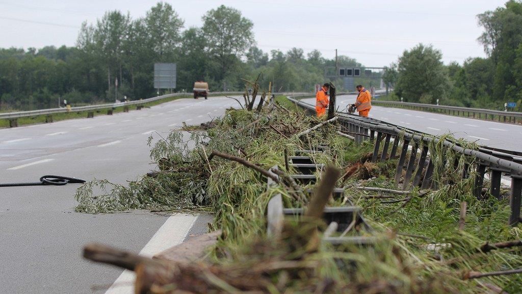 Aufräumarbeiten an der A8