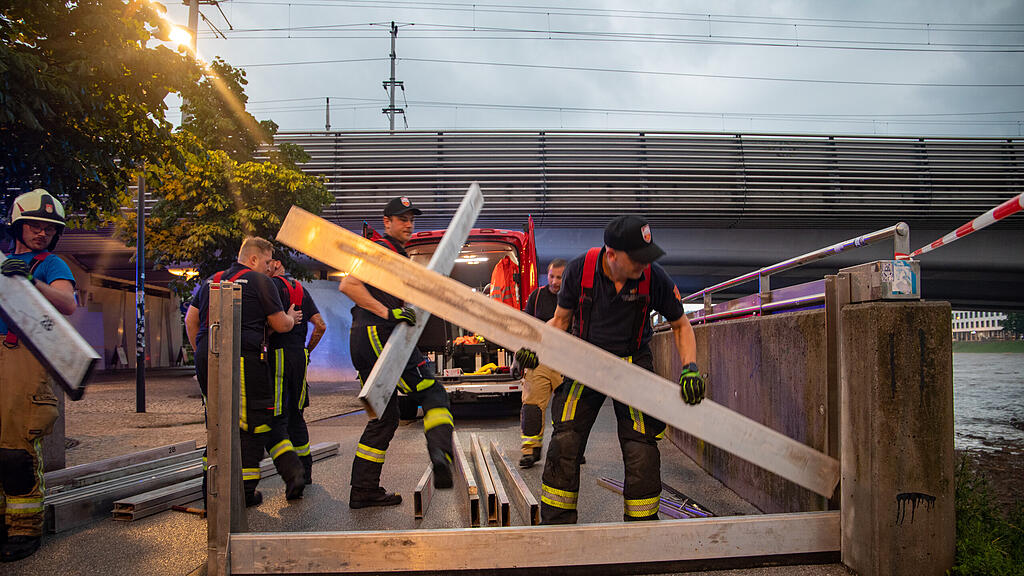 Feuerwehr baut Hochwasserschutz auf