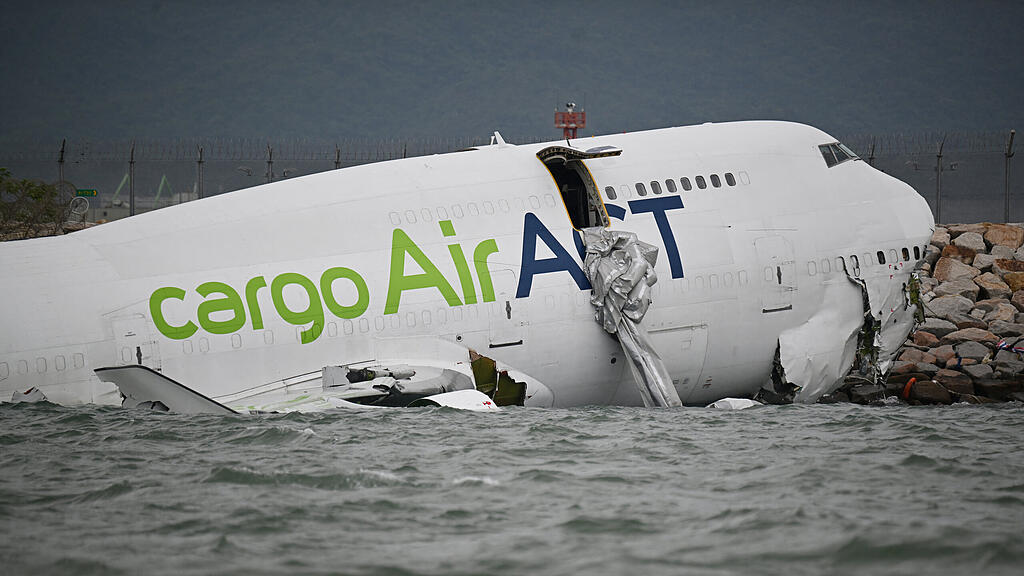 Tödlicher Flugunfall in Hongkong: Jumbo-Jet rutscht über Landebahn ins Meer