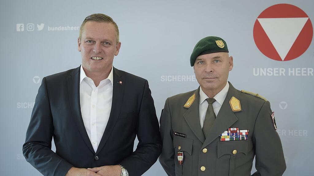Verteidigungsminister Mario Kunasek (links) bestellte Brigadier Anton Waldner (rechts) zum neuen Militärkommandant von Salzburg.