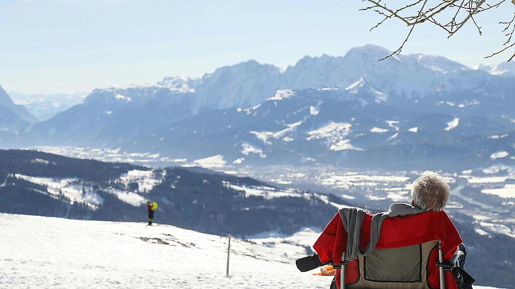 Ein Mann genießt die Wintersonne in Salzburg