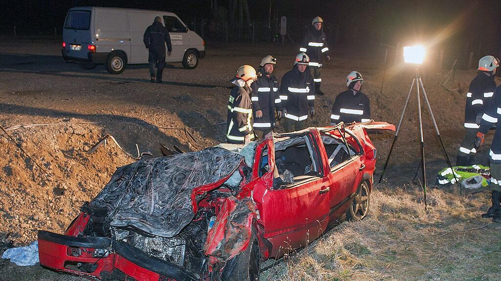 In Maria Schmolln kam ein 24-jähriger Pkw-Lenker ums Leben.