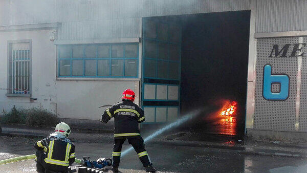 Arbeiter bekämpften die Flammen mittels Handfeuerlöscher