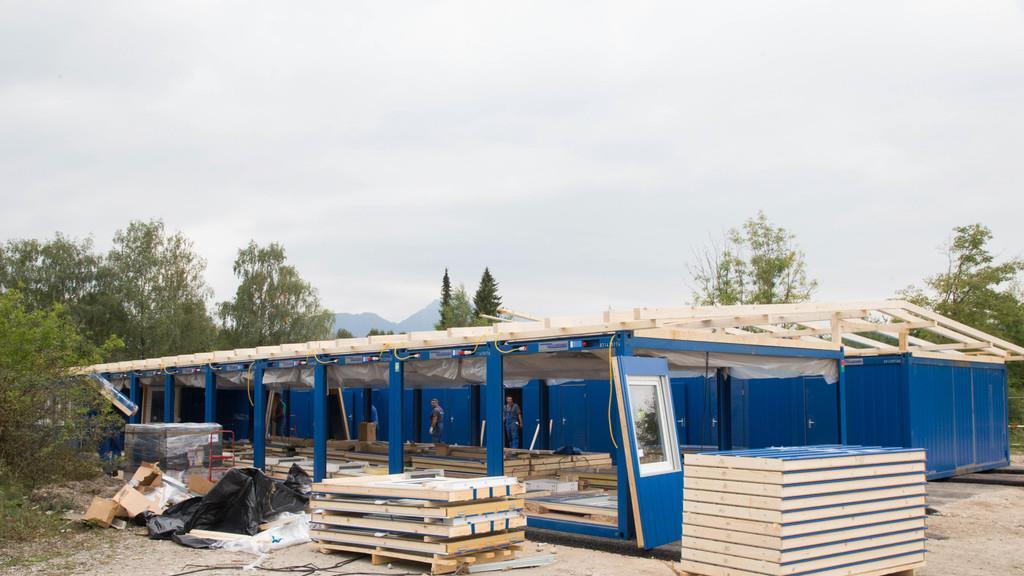 Aufbau der Container in der Schwarzenbergkaserne