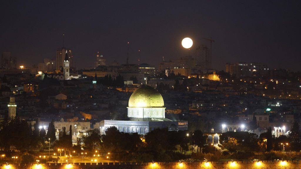 Super-Blaublutmondfinsternis rund um die Welt