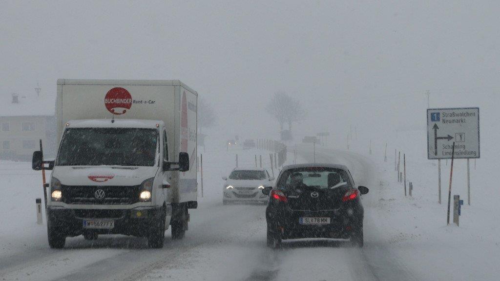 Schnee und Verkehrschaos auf den Straßen II