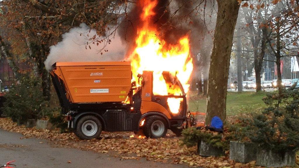 Fahrzeug in Flammen