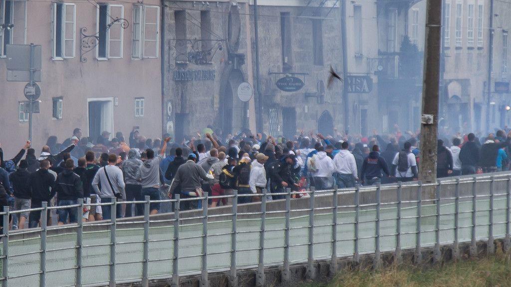 Kroatische Fans marschieren durch Altstadt