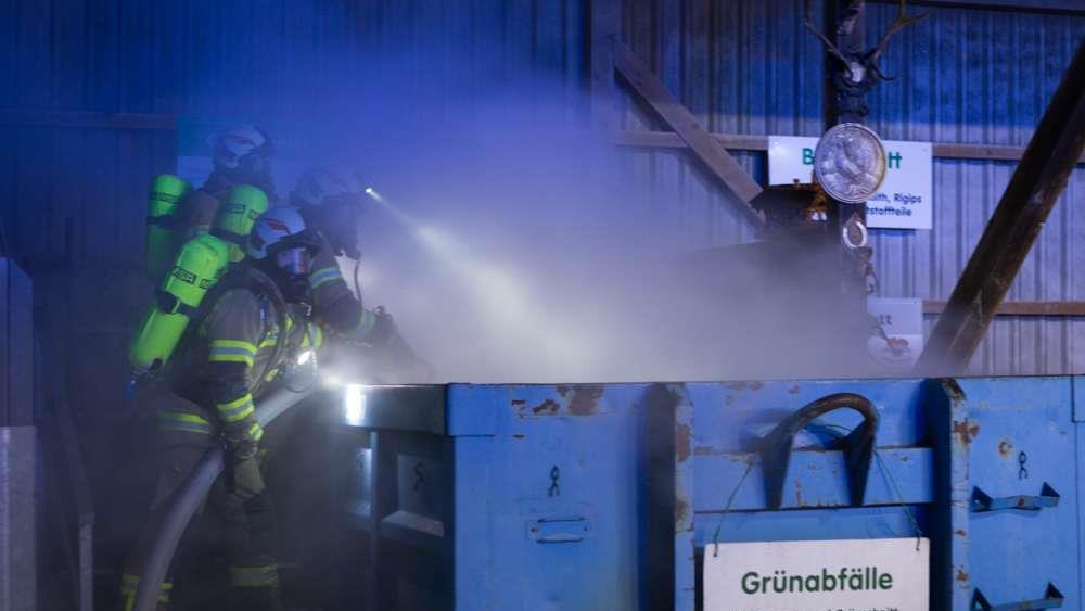 Containerbrand fordert Feuerwehr in Straßwalchen