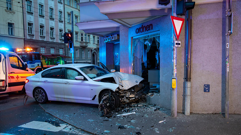 20210515_fmt_PKW_crasht_in_auslage_mw-1.jpg