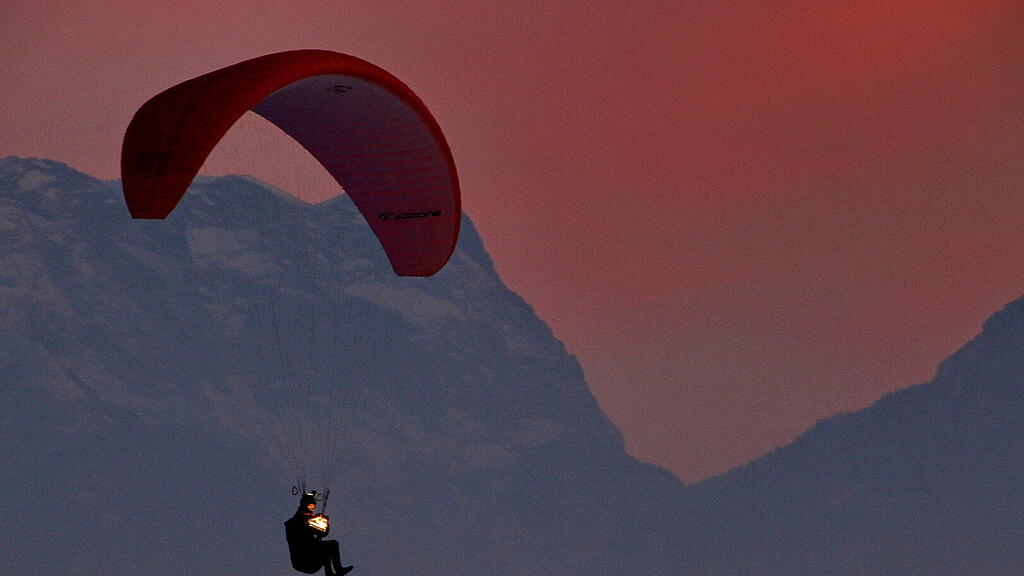 1. Adventlichterlflug der Paragleiter \u00fcber der Stadt Salzburg