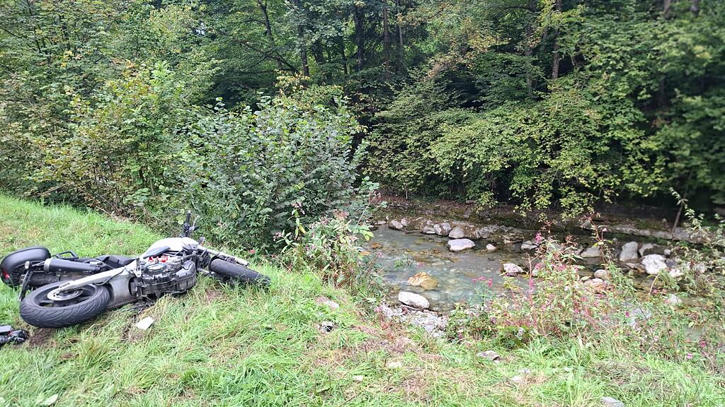 Person stürzt nach Motorradunfall auf B99 in Fritzbach