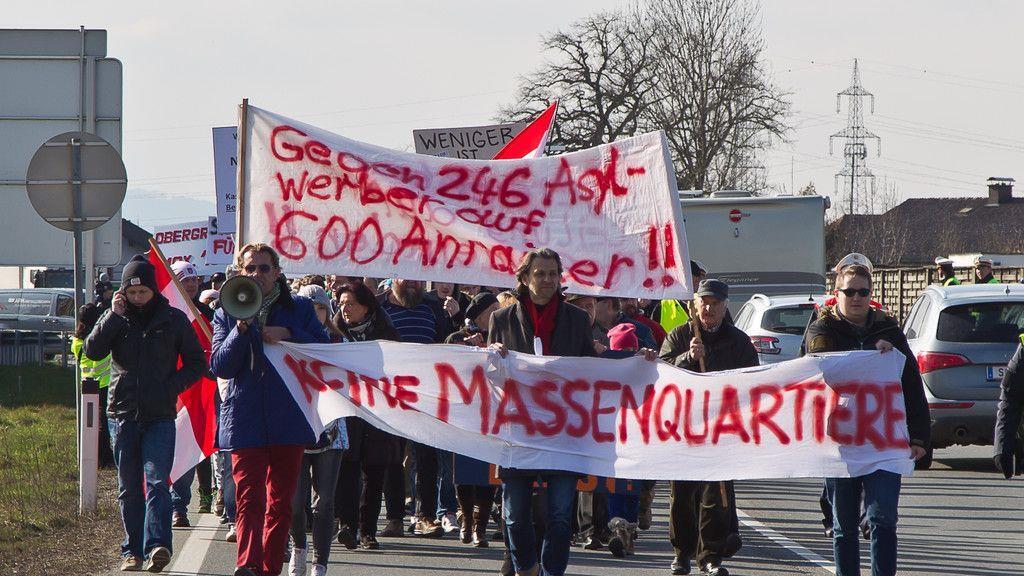 200 Personen demonstrieren gegen Asyl-Großquartier in Straniakstraße