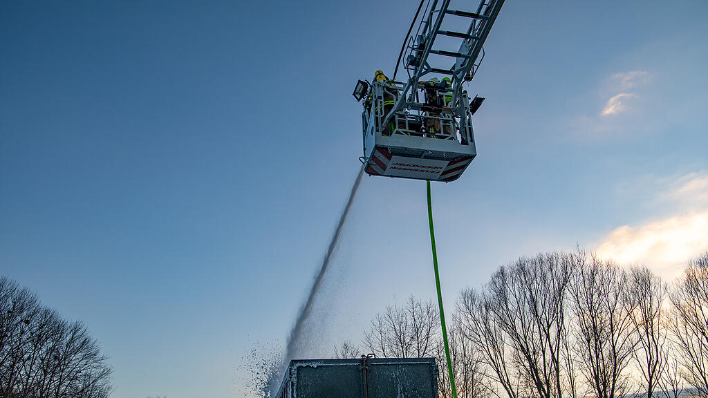 Lkw-Anh\u00e4nger in Nu\u00dfdorf in Vollbrand