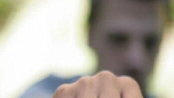 Der 21- Jährige versetzte seinem Kontrahenten einen Faustschlag ins Gesicht und schleuderte diesen anschließend gegen einen Holzschiständer.