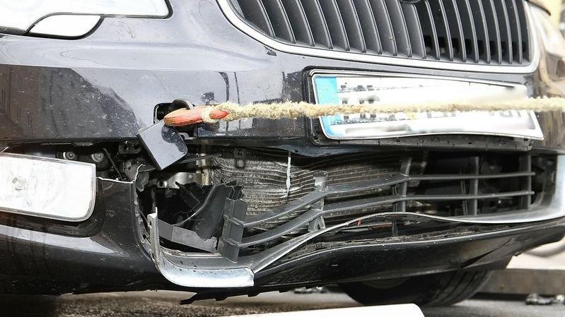 Deutscher Pkw prallt in Poller
