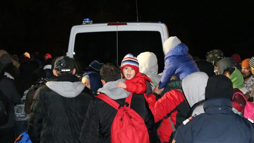 OÖ: Zahlreiche Flüchtlinge verbringen Nacht an Grenze