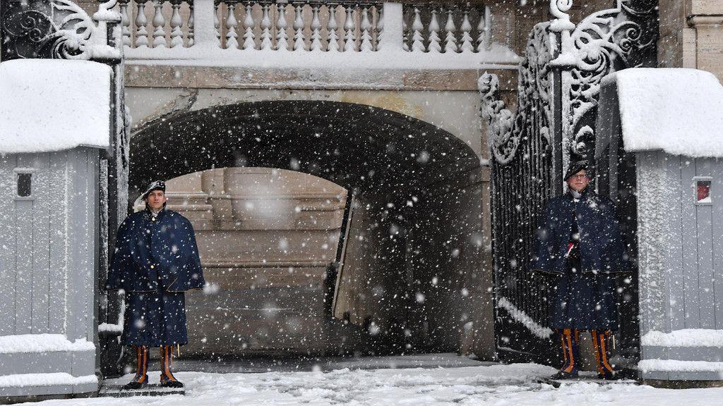 Rom versinkt im Schnee