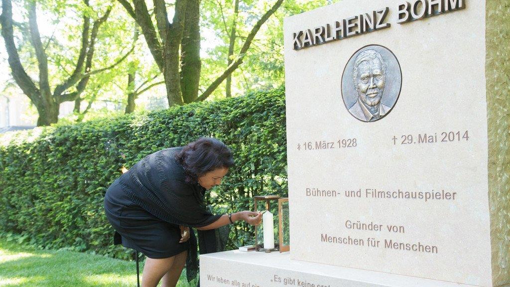 Trauerfeier am Ehrengrab von Karlheinz Böhm