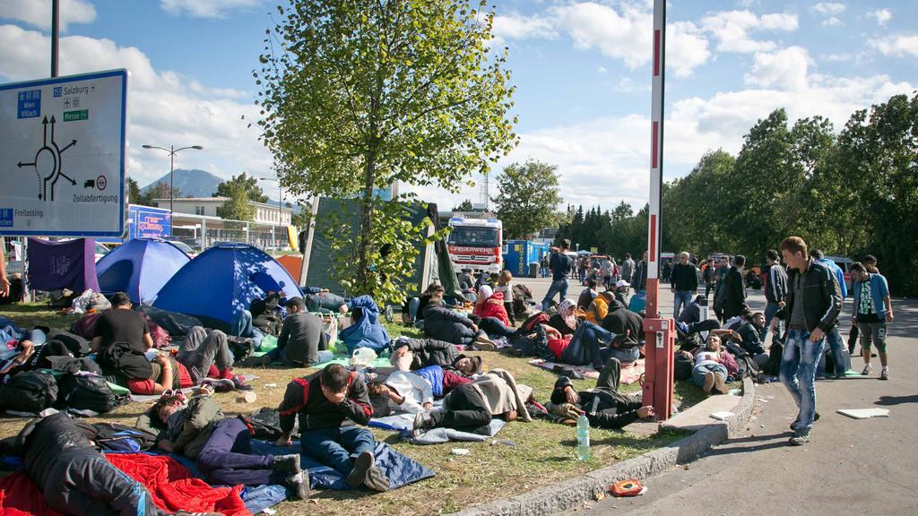 Zahlreiche Helfer am Grenzübergang