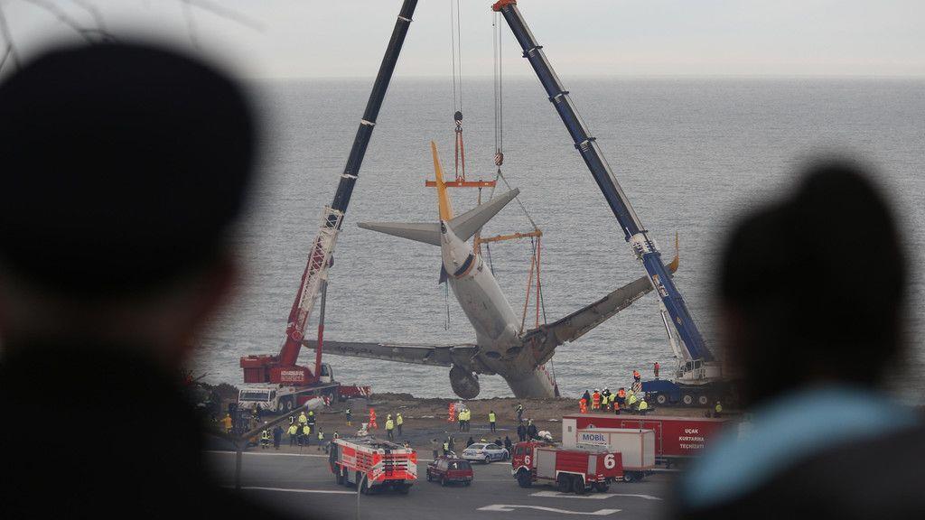 Flugzeug wird geborgen