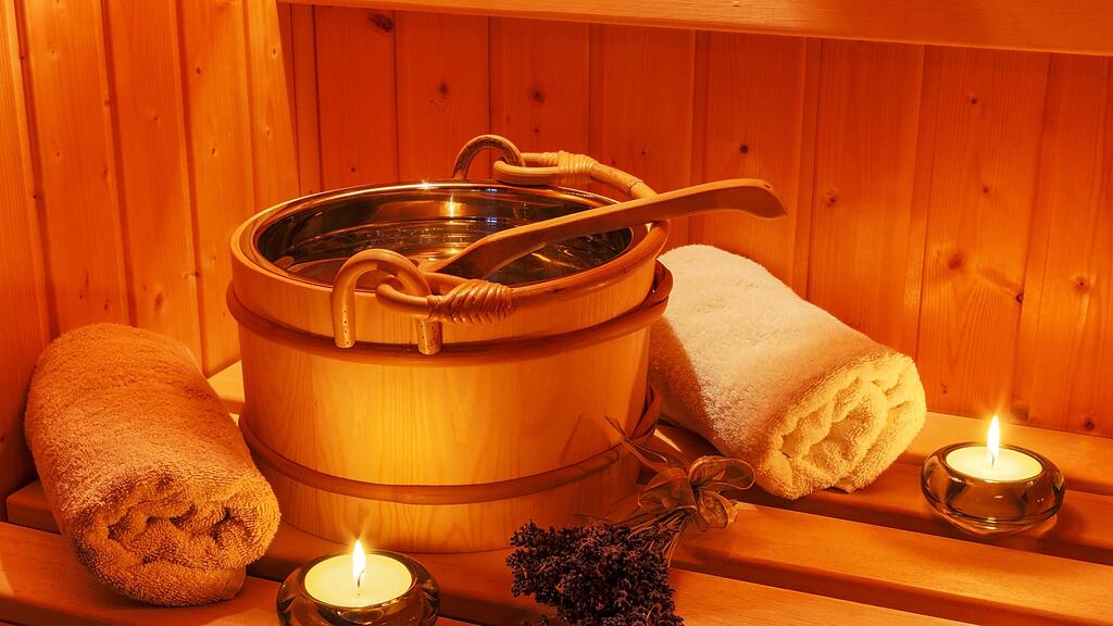 Eine Putzfrau fand die Leiche tags darauf in der Sauna. (Symbolbild)