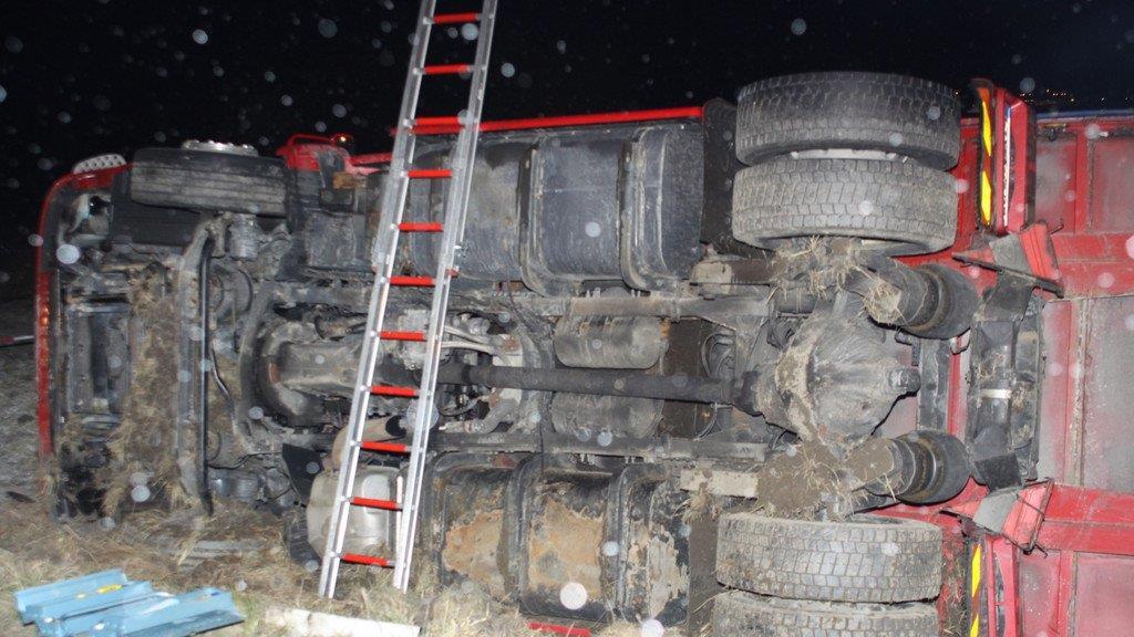 Fridolfing: Lkw umgekippt