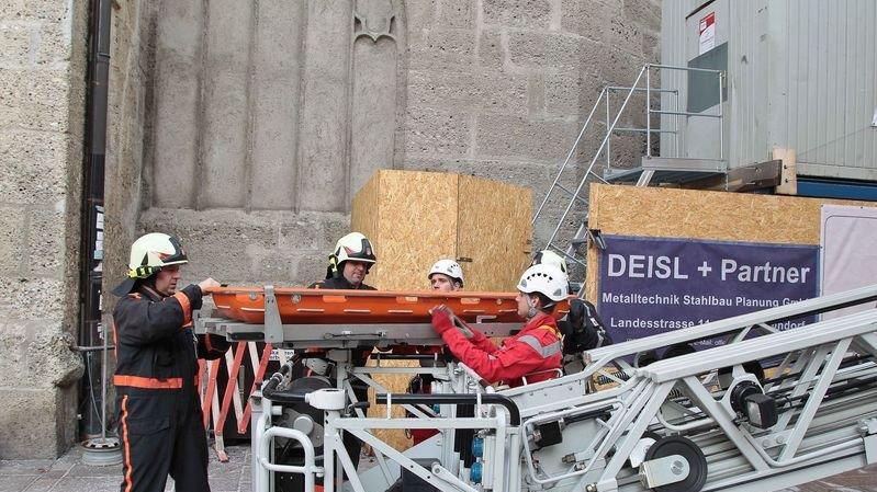 Arbeiter stürzt von Dach