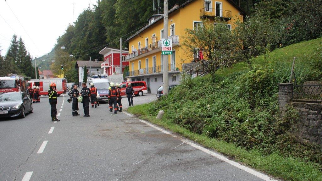 Mit Pkw gegen Betonmasten