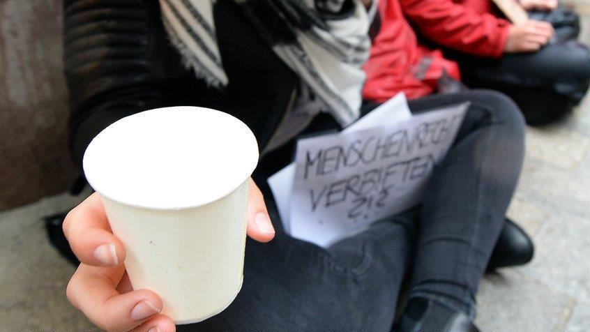 Stille Demo gegen Bettelverbot vor dem Rathaus
