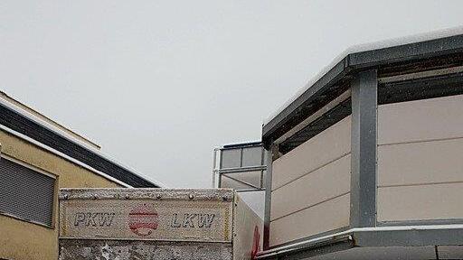 Lkw bleibt stecken