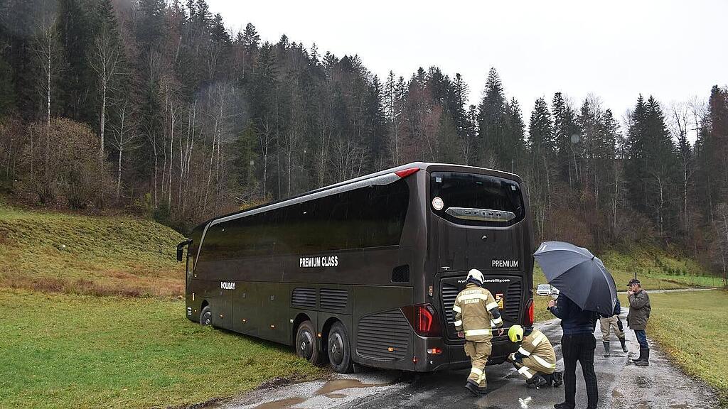 Abtenau: Reisebus bleibt in Wiese hängen