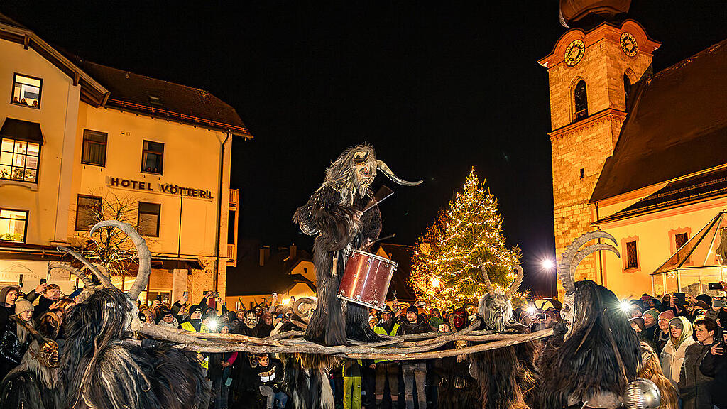 Krampuslauf im Ortszentrum, Großgmain