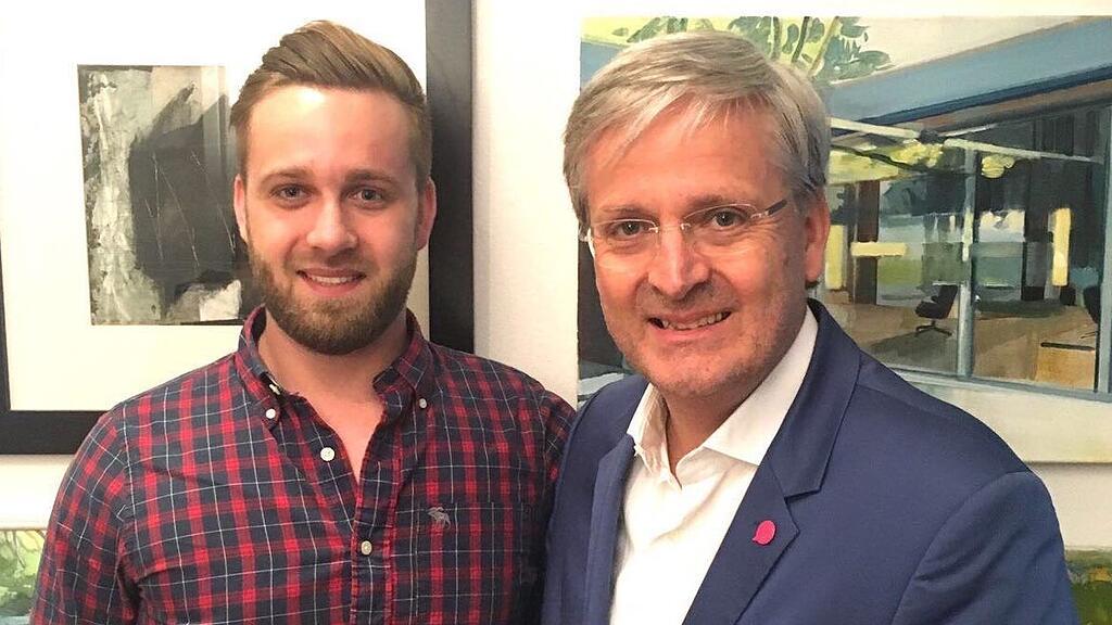 Severin Huber (links im Bild) mit seinem Vater Sebastian Huber von den NEOS.