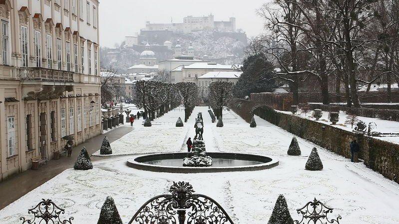 Auch der Mirabellgarten zeigt sich weiter winterlich.