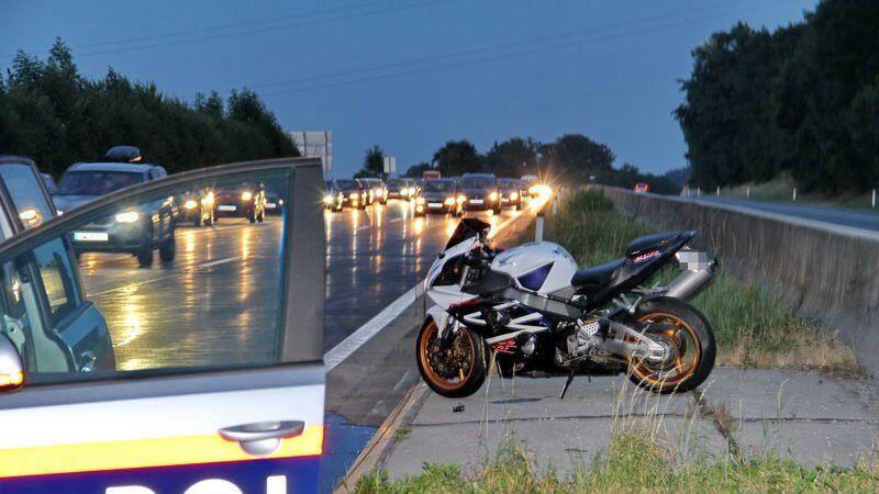 Der Motorradlenker kam auf der A1 zwischen Thalgau und Eugendorf zu Sturz.
