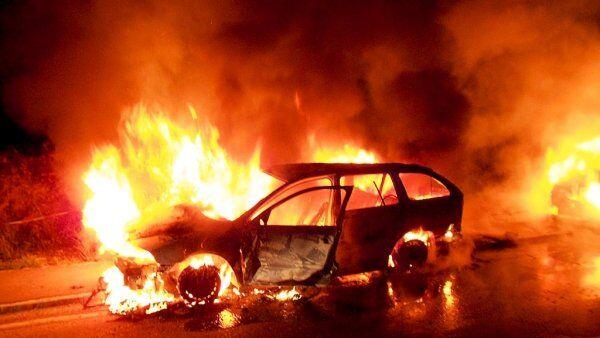 Die Kriminellen setzten Autos in Brand