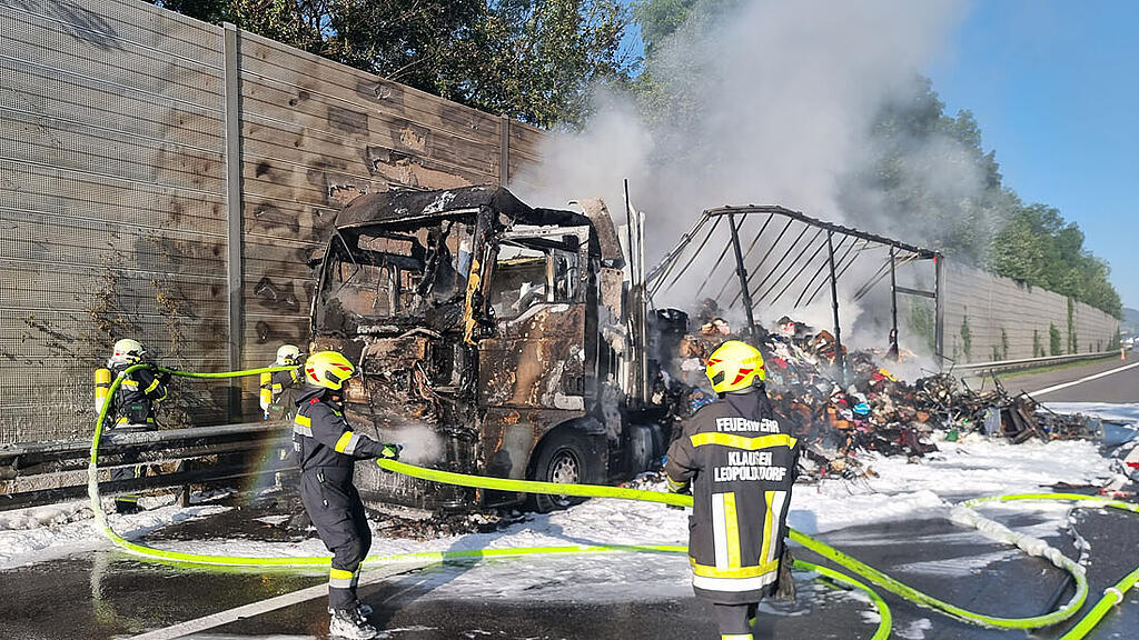 Lkw brennt auf A21 in NÖ nieder
