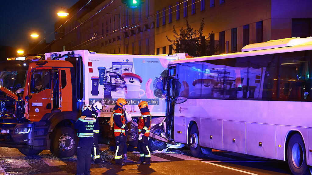 müllabfuhr-lkw gegen bus