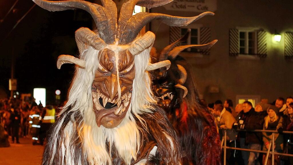 Schaurig schön ging es beim 41. Gnigler Krampuslauf zu.