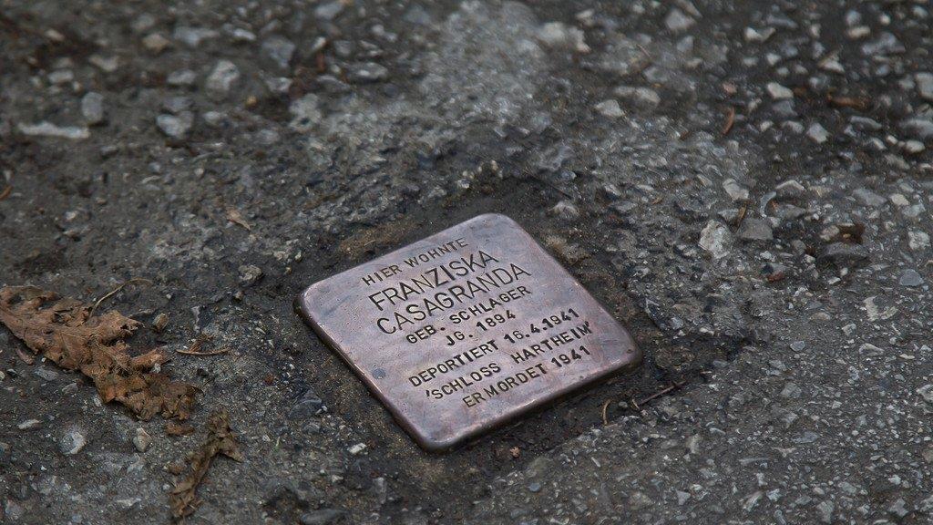 Erneut Stolpersteine in Salzburg beschmiert