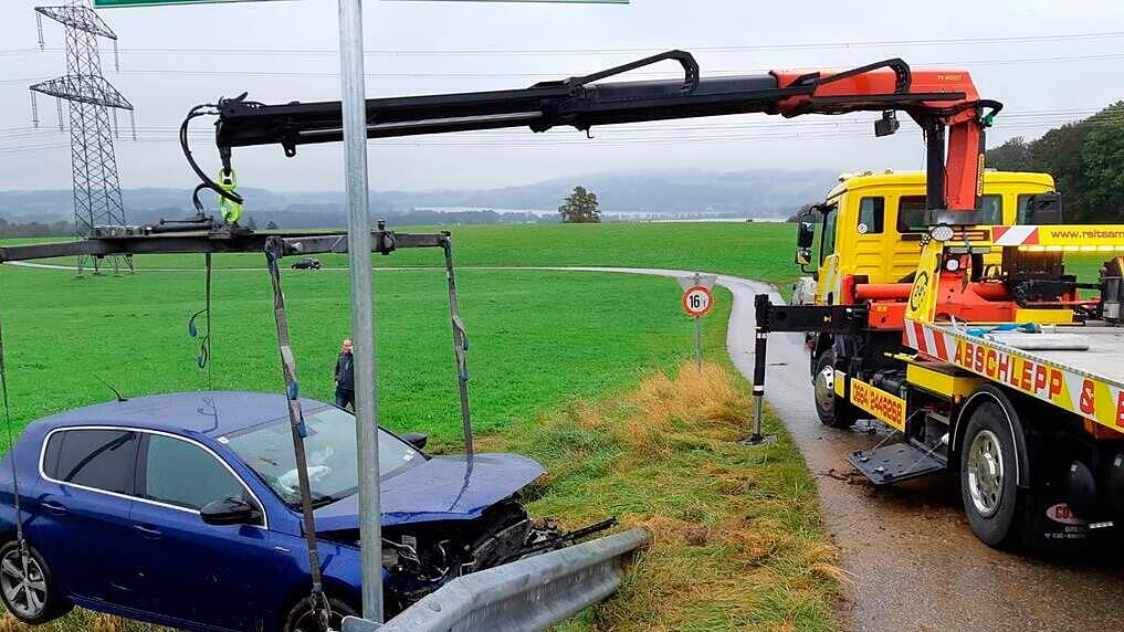 L207: Pkw stürzt in Seeham in Graben