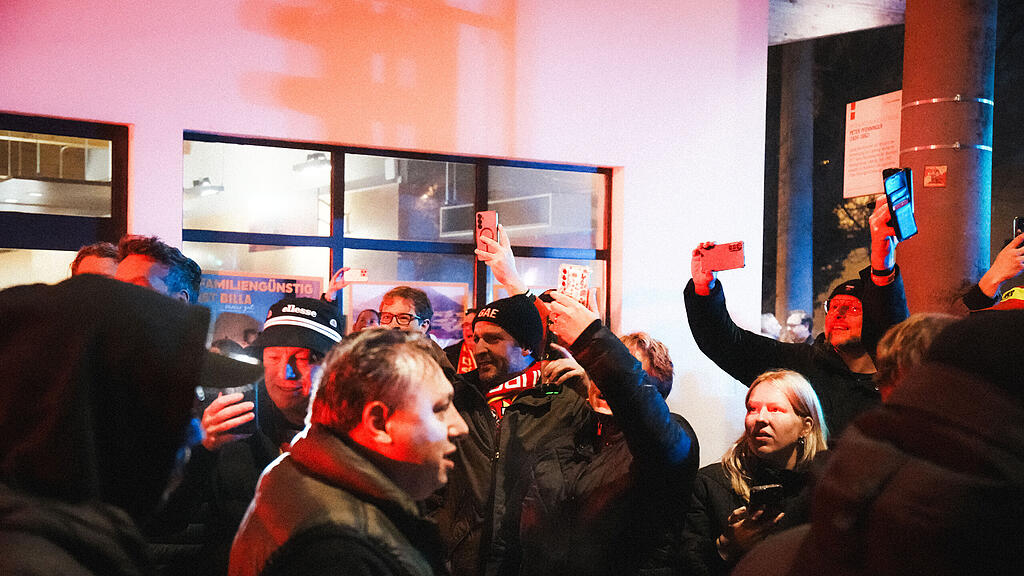 Fanmarsch von Go Ahead Eagles in Salzburg